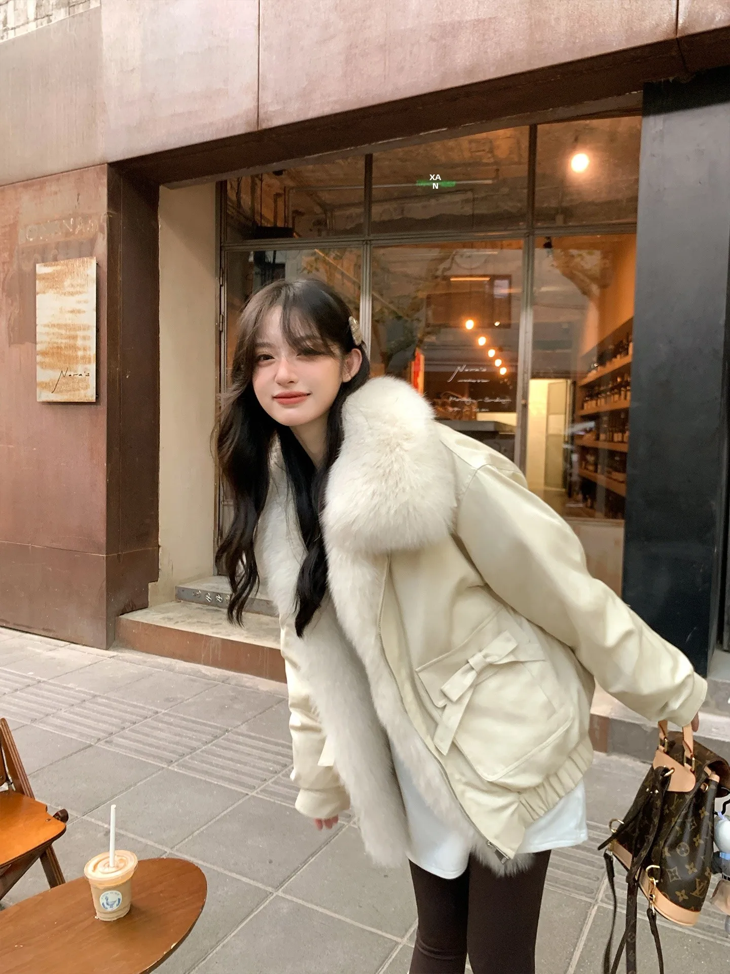 

Женская зимняя теплая куртка с меховым воротником и отделкой из искусственного меха, на молнии, с длинными рукавами, стандартный крой