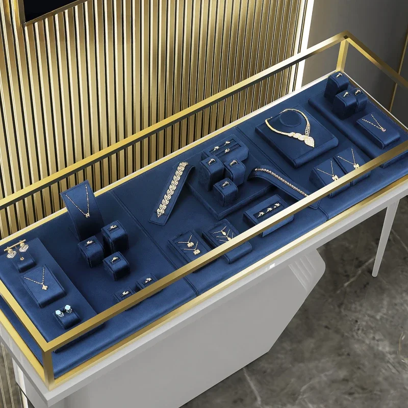 

Серый плюшевый кожаный ювелирный реквизит, ювелирные ожерелья, серьги, кольца, браслеты, реквизит для окон