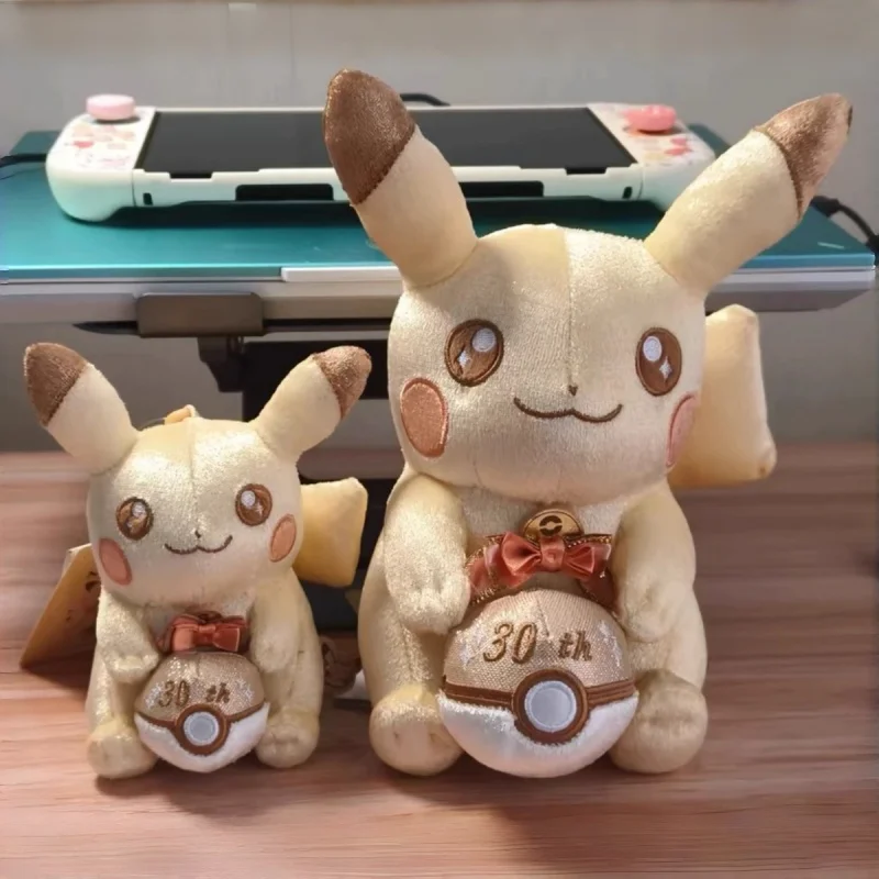 pikachu-30°-anniversario-commemorativo-pokemon-center-genuino-peluche-morbido-da-collezione-regalo-per-appassionati-di-anime-e-collezionisti-articoli-acg
