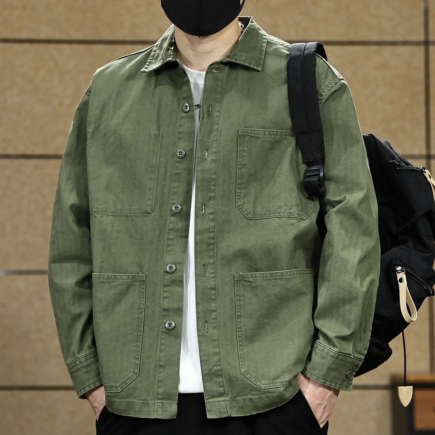 This is a new style of American retro streetwear shirt from Spring and Autumn. It features a loose, large-sized, cool and casual