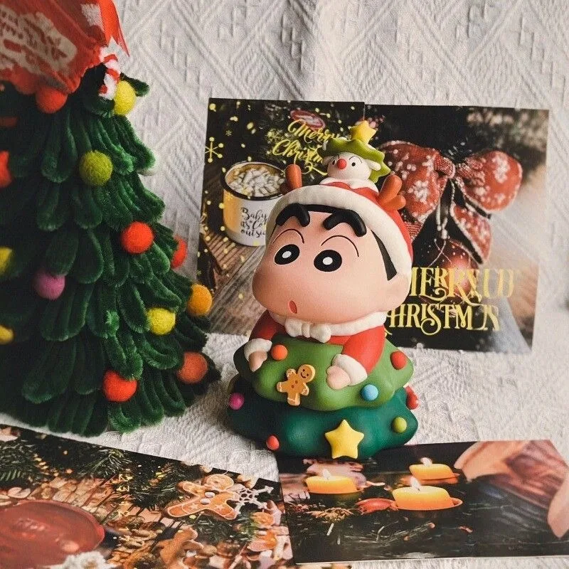 2025Christmas Limited Crayon Shin-chan Figuur Kerstboom Shin-chan Leuke Perifere Pop Desktop Ornament Pop Cadeau voor Vrouwen