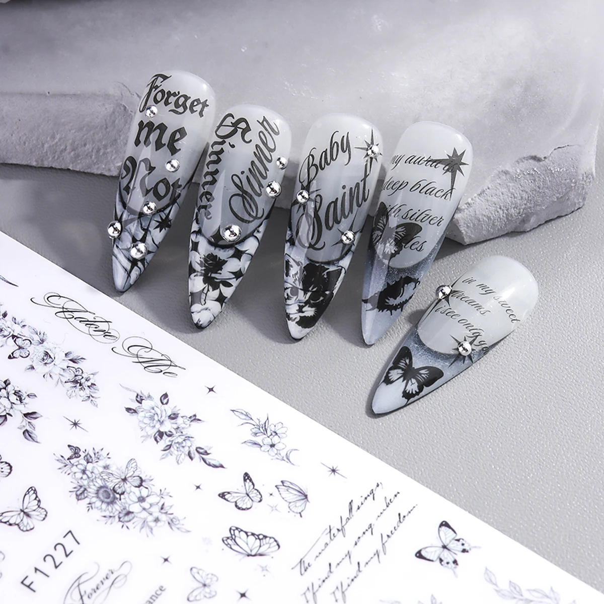 Nagelaufkleber im Gothic-Stil, Buchstaben-, Schmetterlings- und Kreuzmuster-Nagelsticker, selbstklebende glitzernde Harz-Nageldekorationen – Detail 10