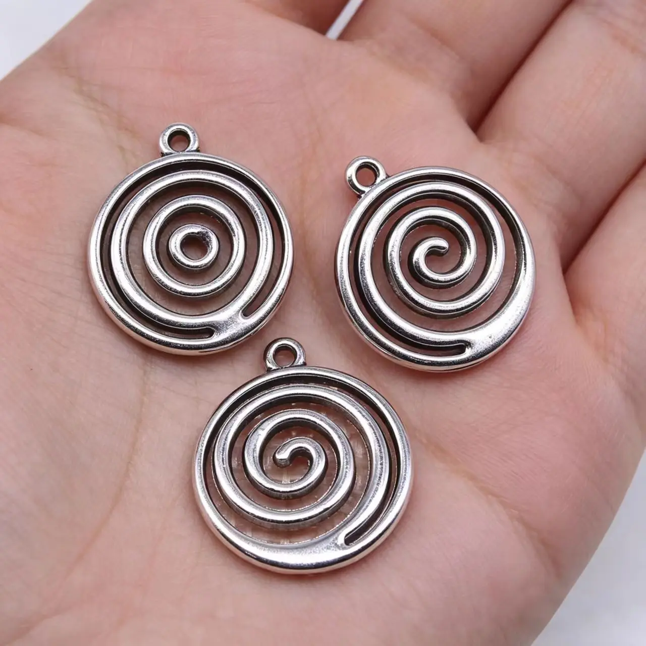 10Pcs/Lot 17x17mm Silver Color Round Vortex Carved Charms Spiral Swirl Pendant for Necklaces Jewelry Findings Accessories
