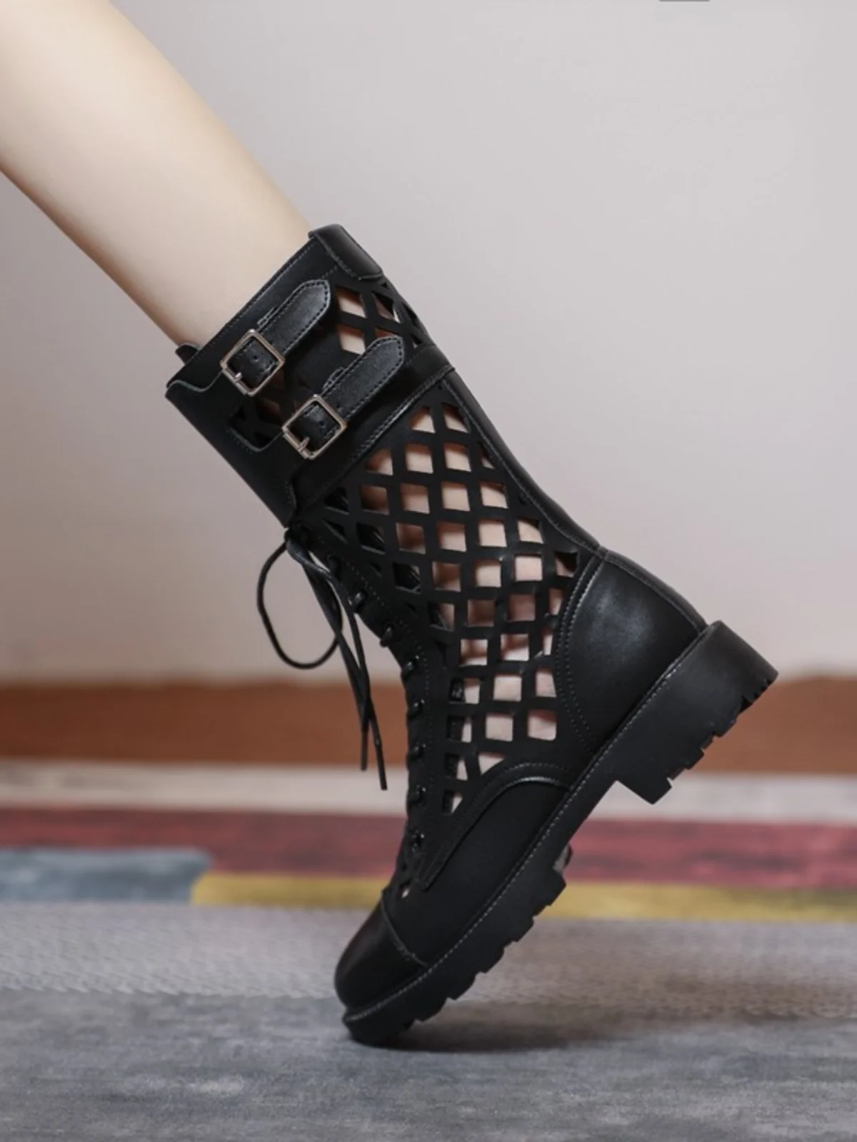 

Женские летние ботинки Guidi Fame Black Mesh: тонкие, дышащие, с перфорацией, из натуральной кожи, на толстой подошве, короткие.