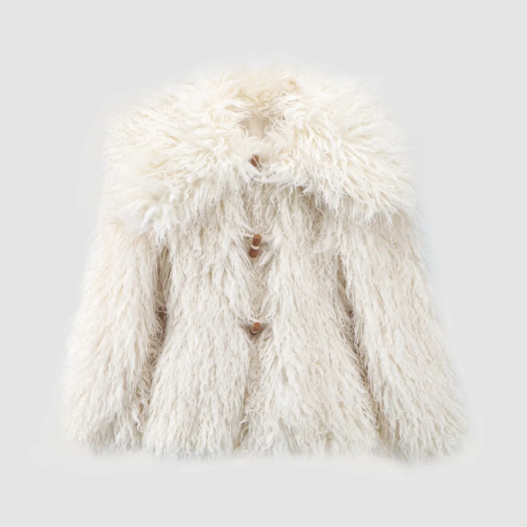 

This is a gentle and elegant autumn and winter top with a sweet and cool, fluffy, plush horn button coat and a large lapel