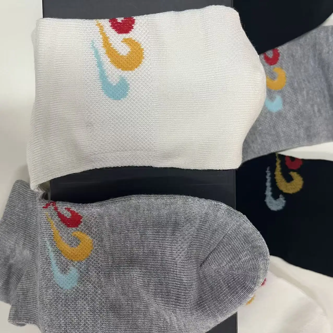 จูเทคเซลล์ ®   ถุงเท้าข้อสั้นแบบกล่องของขวัญ 6 คู่ ผลิตจากวัสดุรักษ์โลก ฟังก์ชั่นต้านแบคทีเรีย ระบายอากาศได้ดี นุ่มสบาย