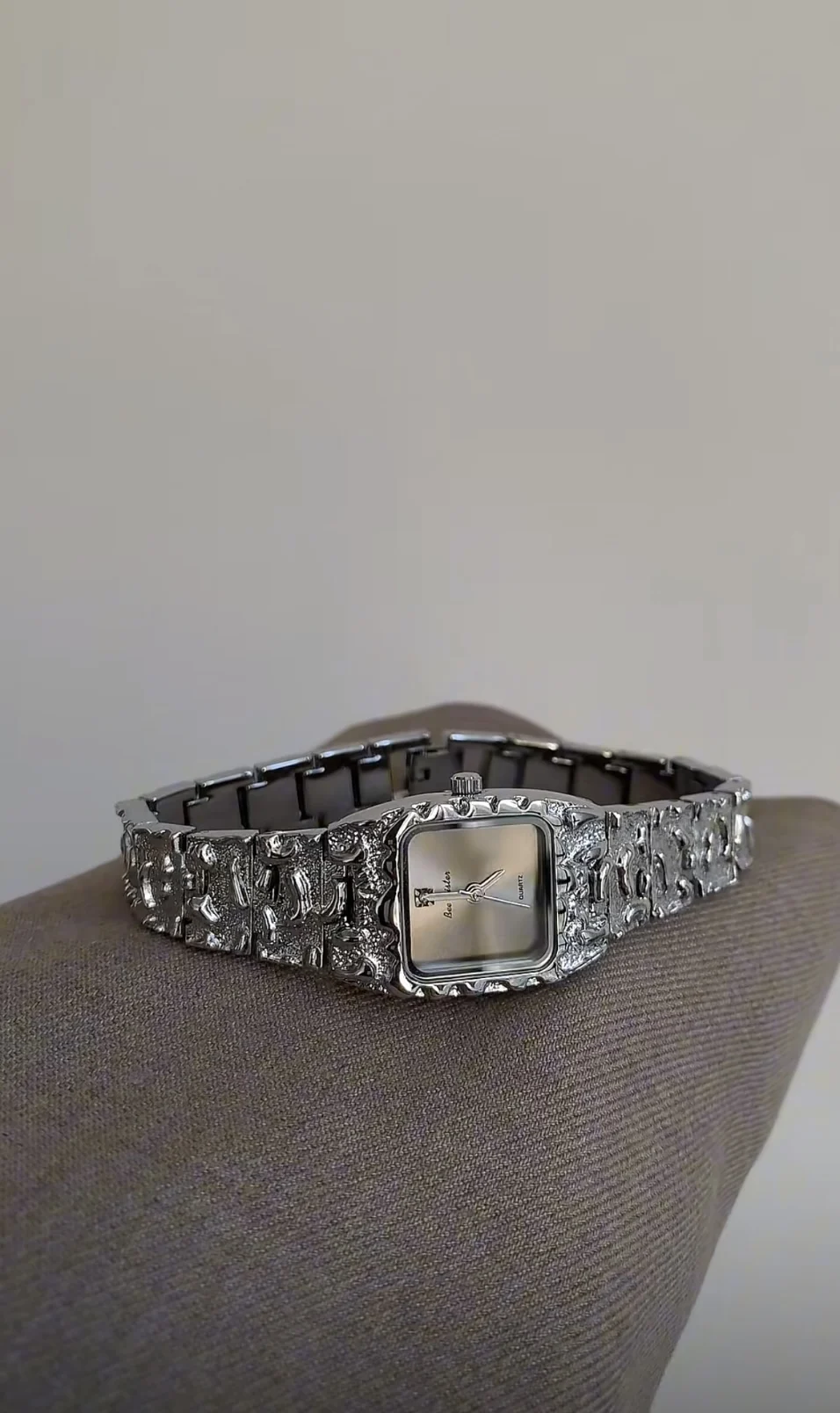 ساعة يد نسائية ذات تصميم مربع رائع وخفيفة الوزن ومتعددة الاستخدامات على الطراز القديم، ساعة يد نسائية فاخرة راقية #3