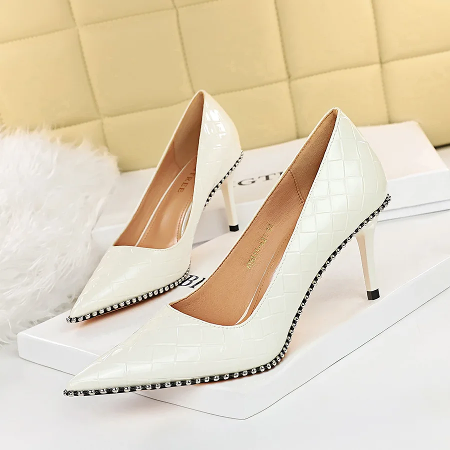 

Ladies High Heels Shoes Style Sexy Nightclub Slim Shallow Mouth Pointed Toe Lacquer Leather Woven Metal Chain Single Women Pumps