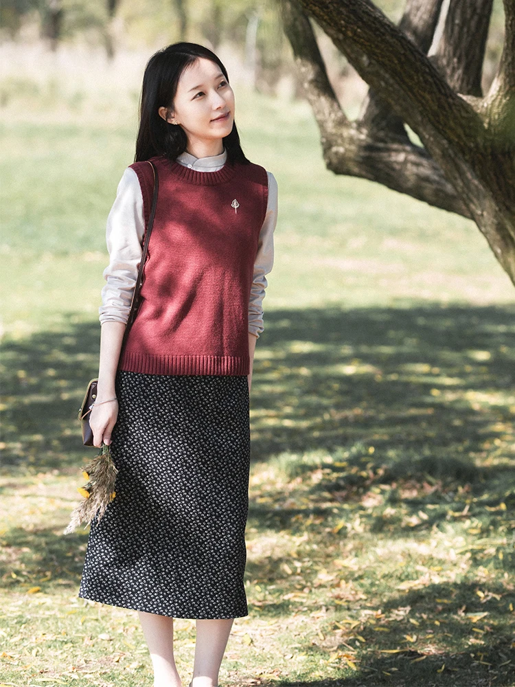 

Ele round Ne Embroidered Vest 20QDM052 One Le Fraance Retro Artistic Sle Comfortable Wool Blend Spring Collection