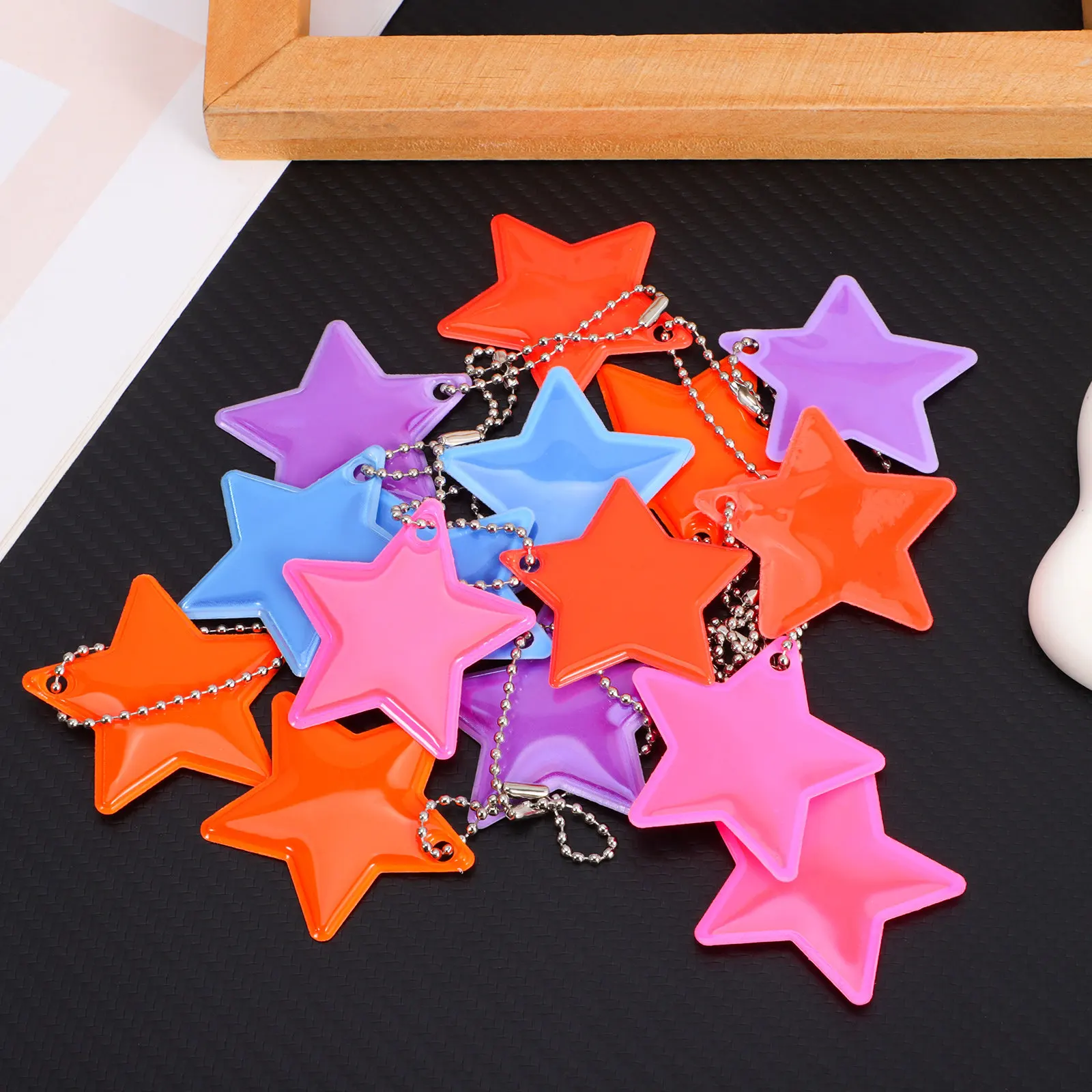 Star-Shaped Reflective Keychain Pendant – 15pcs Glow-in-Dark Safety Tag for Backpacks, Schoolbags & Outdoor Use