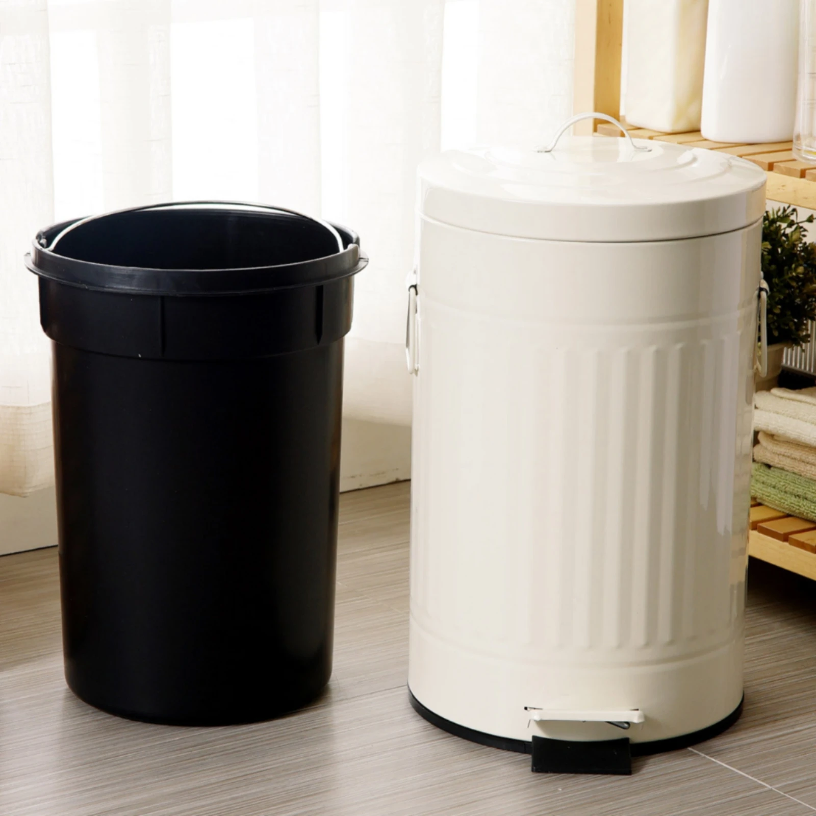 Trash Can with Foot Pedal Quiet Step Trash Can Pedal Bin Compact Long-Lasting for Bathroom, Bedroom