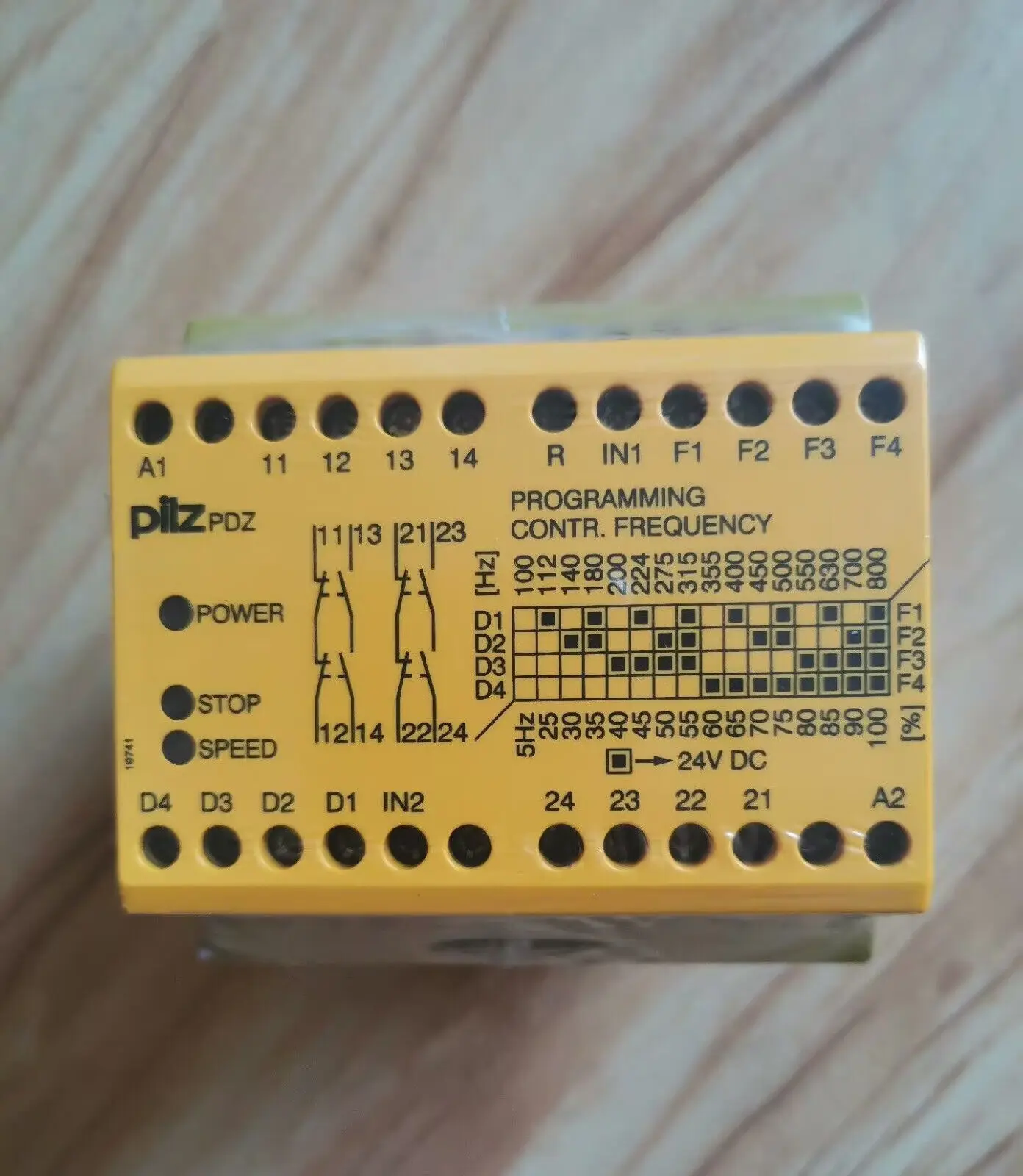 PILZ  PDZ 24VDC 2n/o 2n/c  774400  24VDC 10.0W   brand new ./