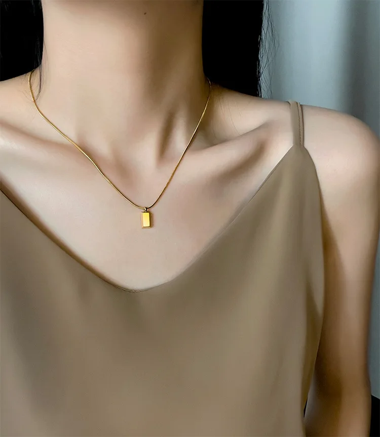 Titanium steel non fading small gold brick necklace for women, simple and luxurious, niche design, 18k gold versatile collarbone