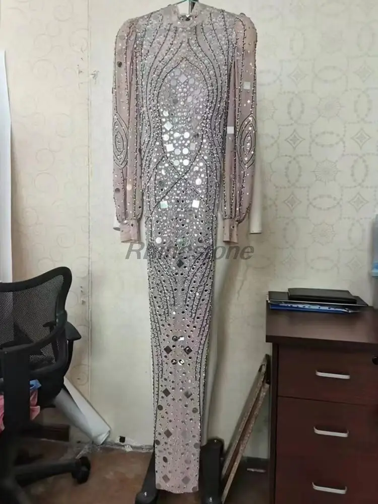 Vestido largo de malla con diamantes de imitación y lentejuelas plateadas brillantes, traje Sexy para fiesta de noche, vestido de cumpleaños para cantante, ropa de escenario para espectáculo