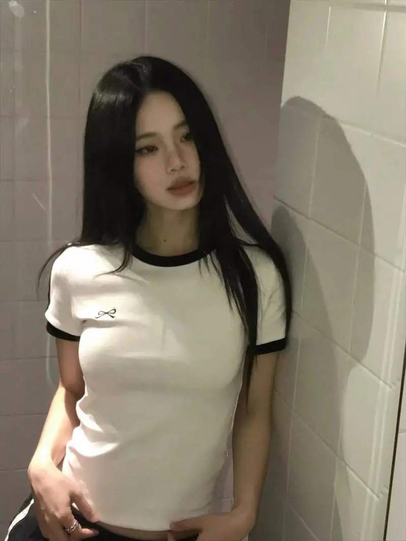 Bow embroidered short sleeved round neck T-shirt, stylish casual top with contrasting lines, y2k streetwear T-shirt