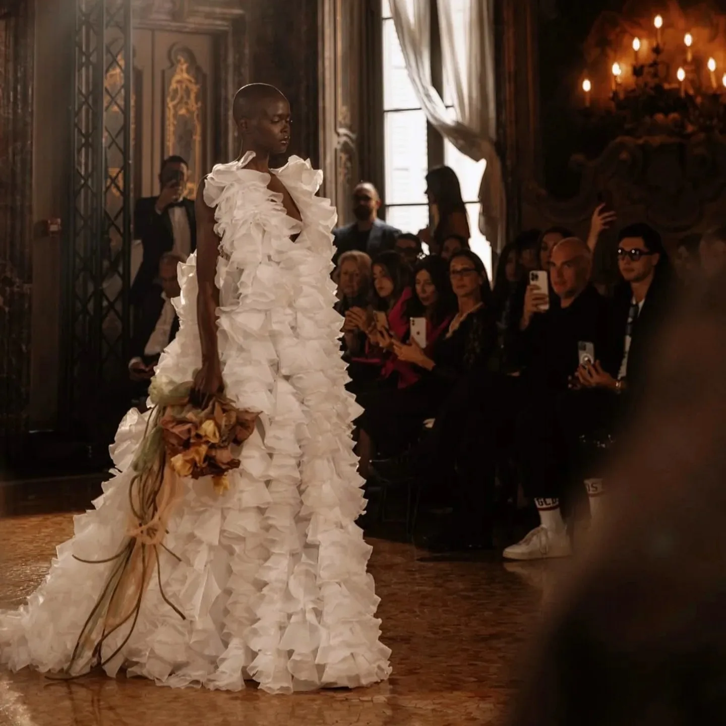 Nuevo vestido de alta costura para mujer, vestidos de fiesta de Organza plisados con cuello en V para evento de boda, vestido de Gala, vestidos largos de graduación con volantes