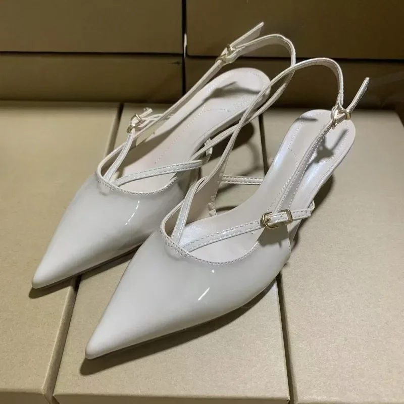 

Летняя брендовая женская обувь. Роскошные дизайнерские босоножки из лакированной кожи на остром каблуке. Элегантные женские туфли на каблуке с пряжкой и ремешком.