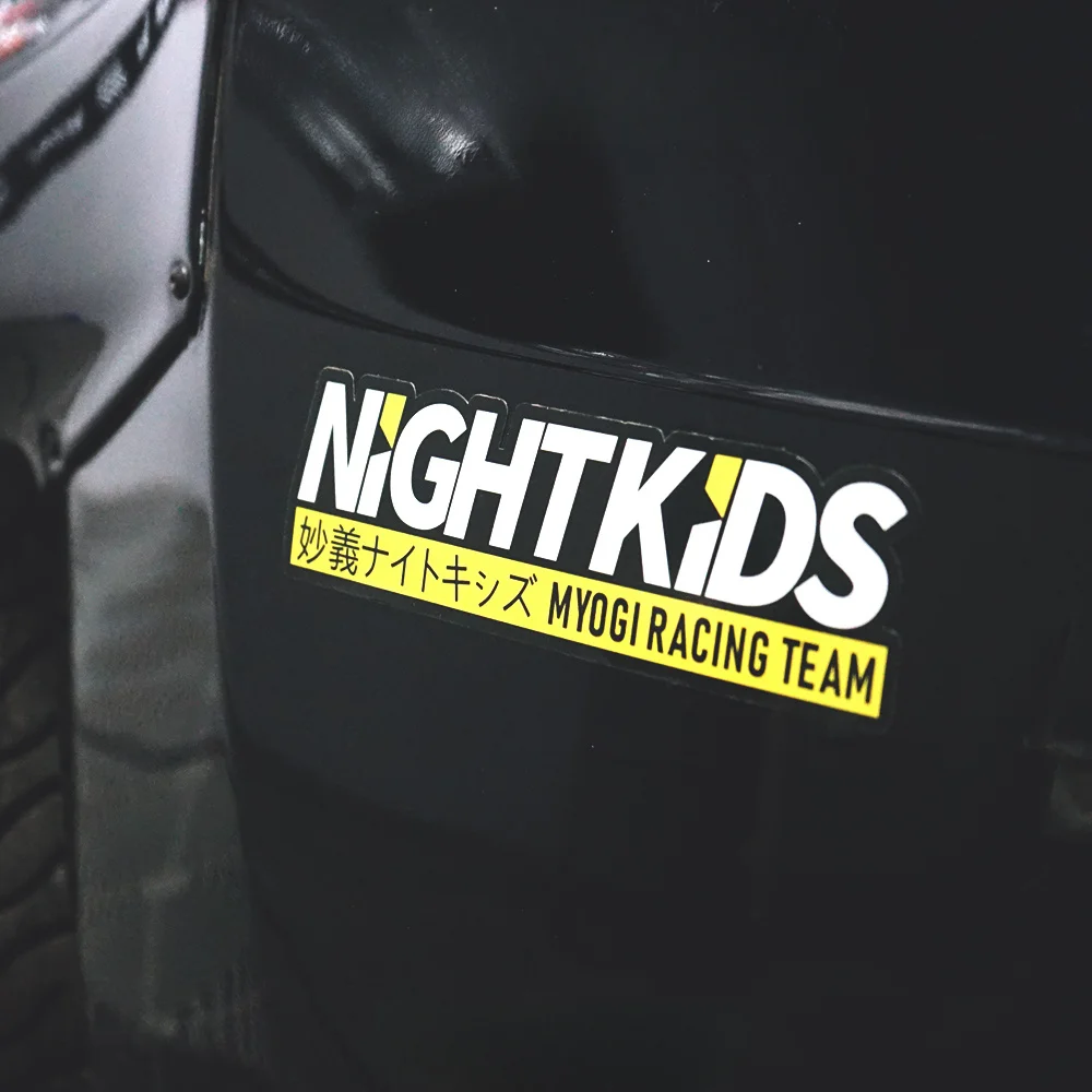 قطعة واحدة من ملصق فريق سباق NightKids العصري - ملصق زخرفي قابل للإزالة، نمط الانجراف المميز للثلاجة واللوازم المدرسية والمرآة