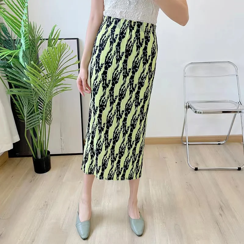 

2022 Summer Japanese designer pleated skirt women's mid-length straight elastic high waist printed color skirt