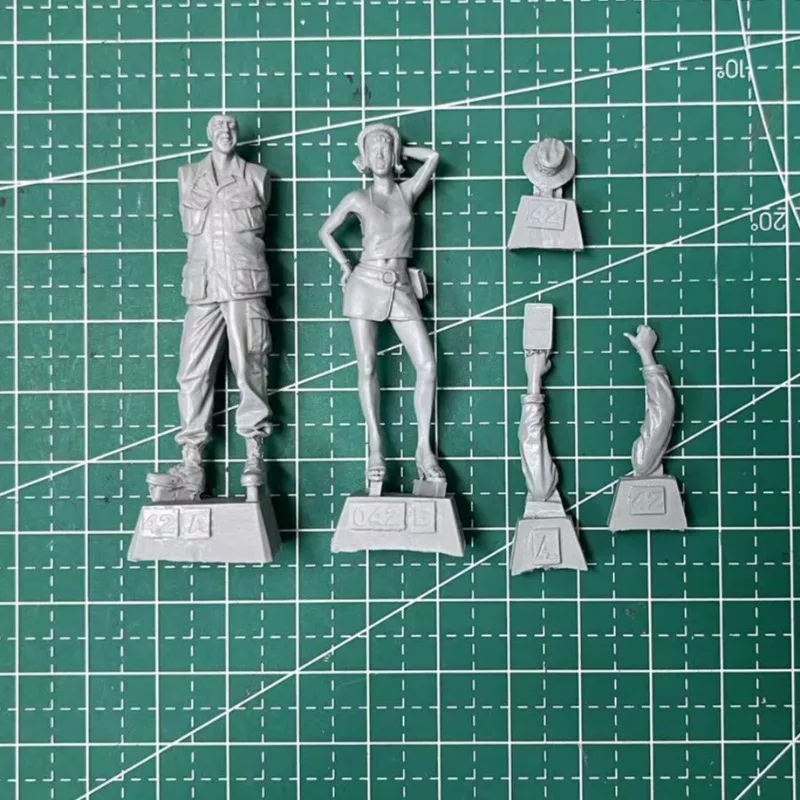 1/35 Scale Resin Figure Model Kit Historical Military Hobby Miniatures Us Soldiers and Girls 2 Persons Unassembled and Unpainted