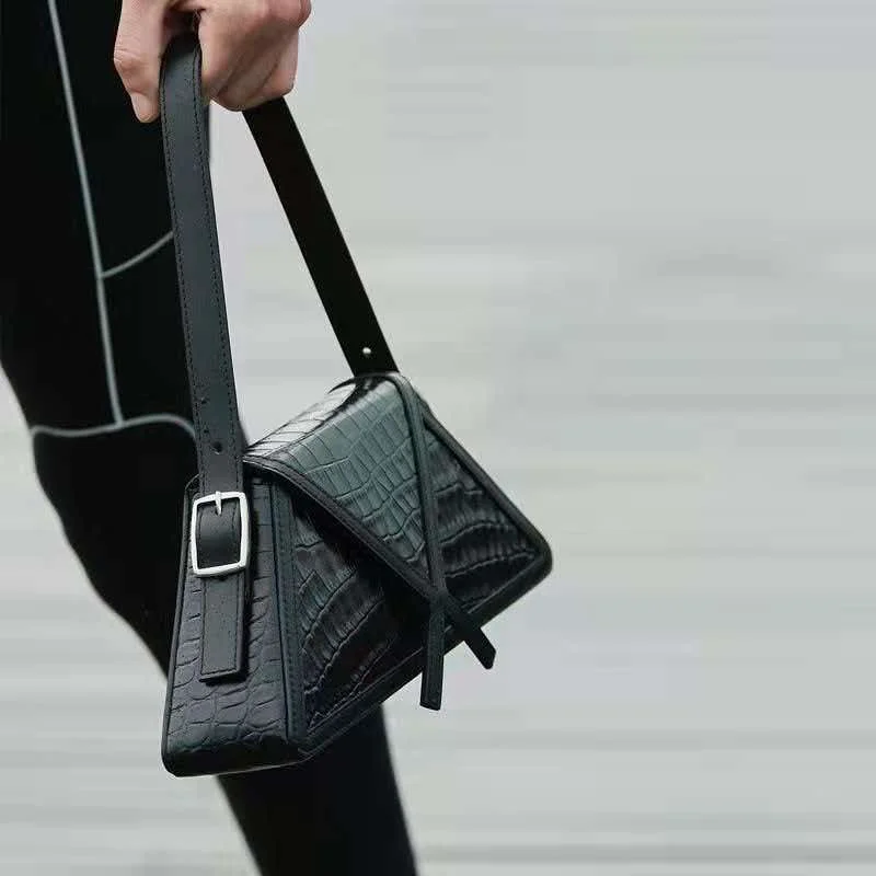 Qihuang Trendy Women's Shoulder Handbag Simple Creative Fashion Design for Spring Autumn Underarm Bag