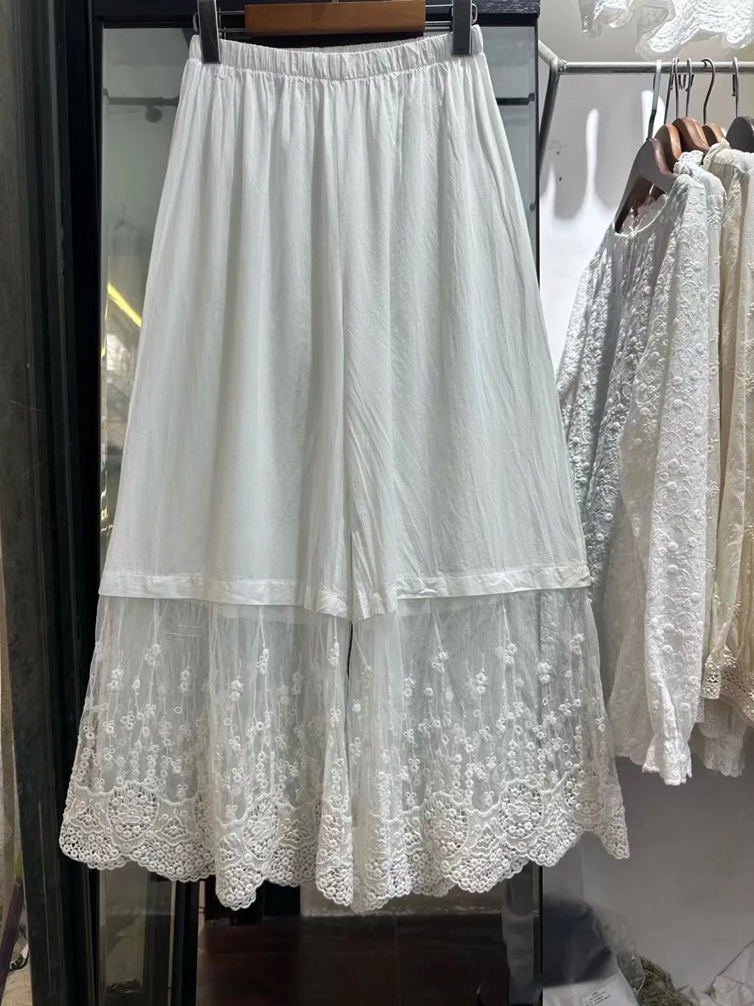 Pantaloni Larghi in Cotone a Strato Singolo con Ricamo Elaborato e Inserti in Pizzo, Pantaloni Casual a Tre Quarti con Sovrapposizione