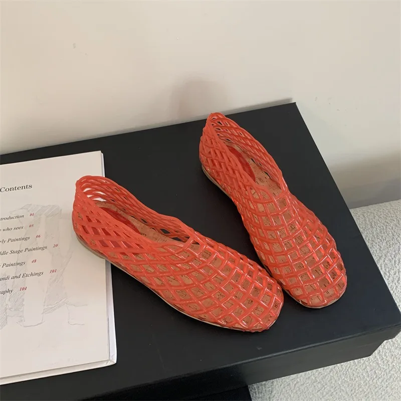 2025 Nuevas sandalias planas para mujer con PVC hueco, transpirable, ropa de abrigo de verano, bolso Baotou y sandalias informales de gelatina