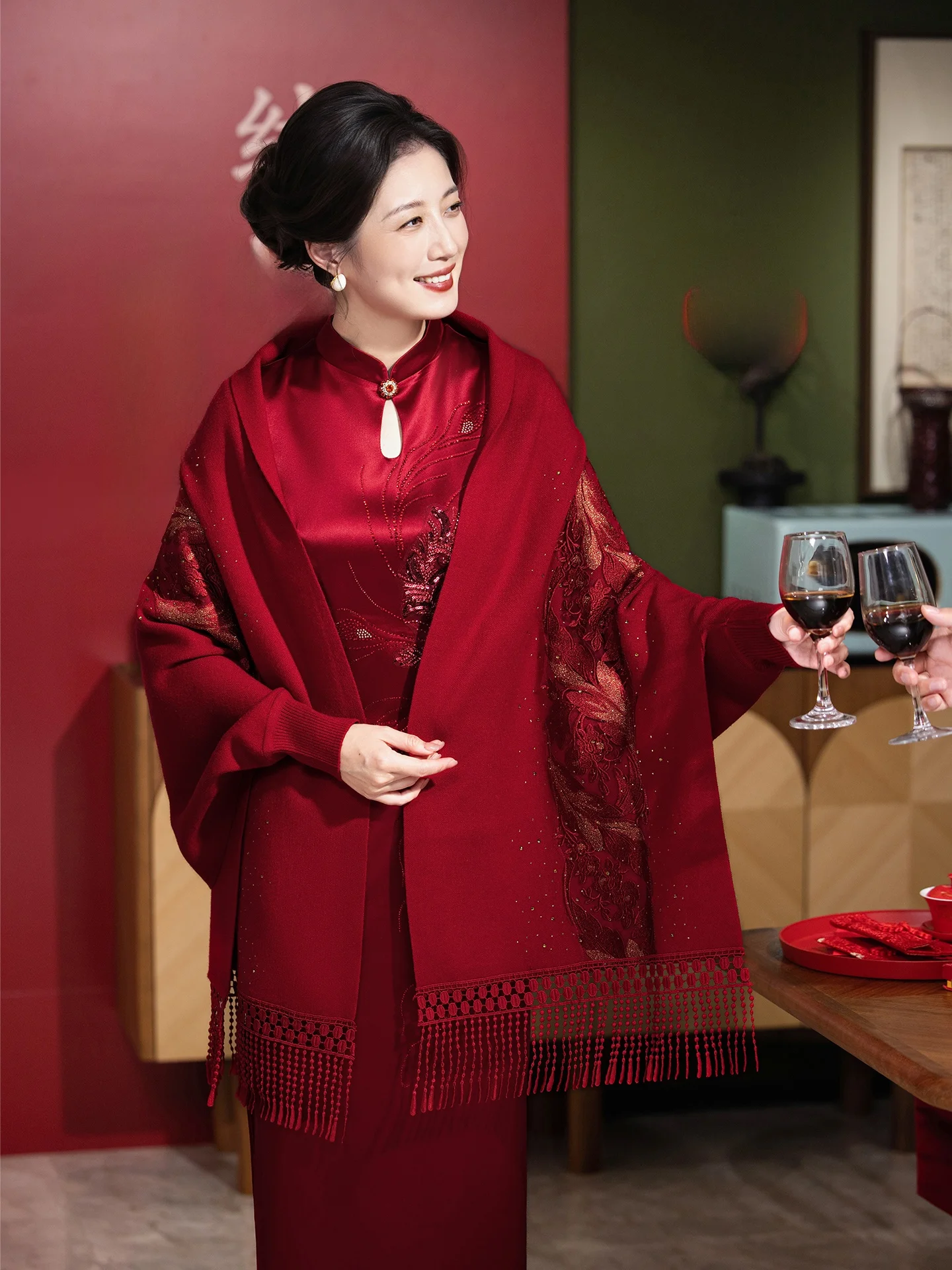 elegante-abrigo-rojo-de-moda-para-la-madre-de-la-novia-2025-poncho-de-alta-gama-a-juego-para-mama-estilo-chino-con-estampado-de-plantas