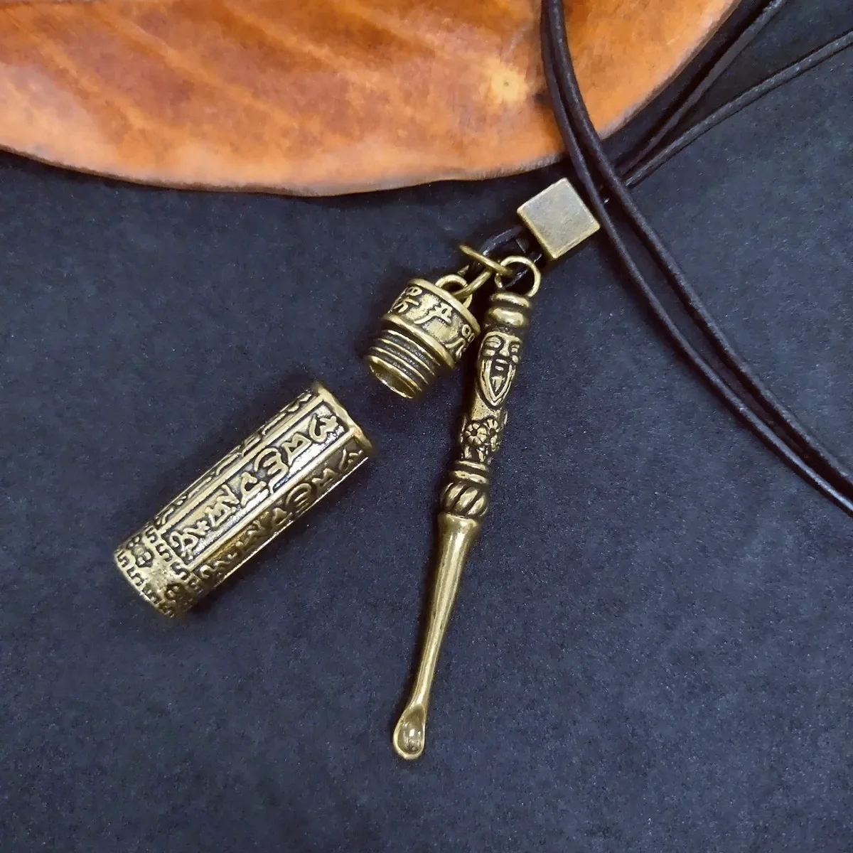 ملعقة نحاسية صغيرة جرة المعلقات الرجعية جلد البقر حبل السنسكريت تعويذة تنقش قلادة جرة قلادة سحر مجوهرات تذكارية