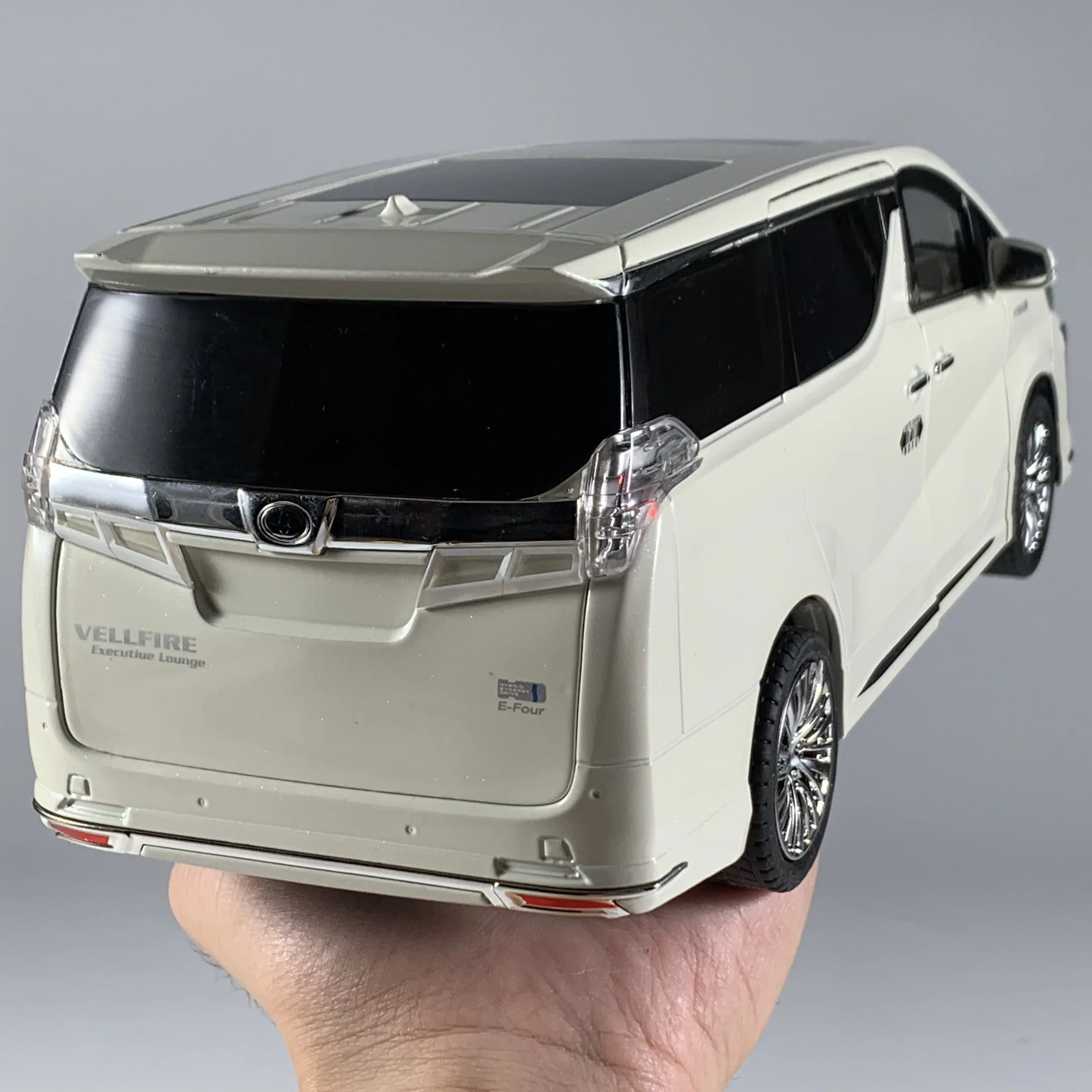 1:18 Toyota Vellfire Alphard LM300 MPV Alloy Metal Diecast Model