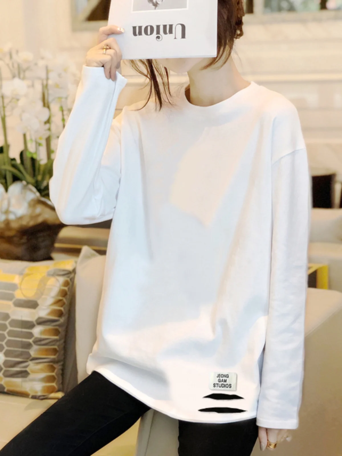 เสื้อยืดไซส์ใหญ่สำหรับผู้หญิง แขนยาว สไตล์ยุโรป แบบเจาะรู ใส่เป็นเสื้อตัวใน ฤดูใบไม้ผลิ ฤดูใบไม้ร่วง ทรงหลวม ปิดสะโพก