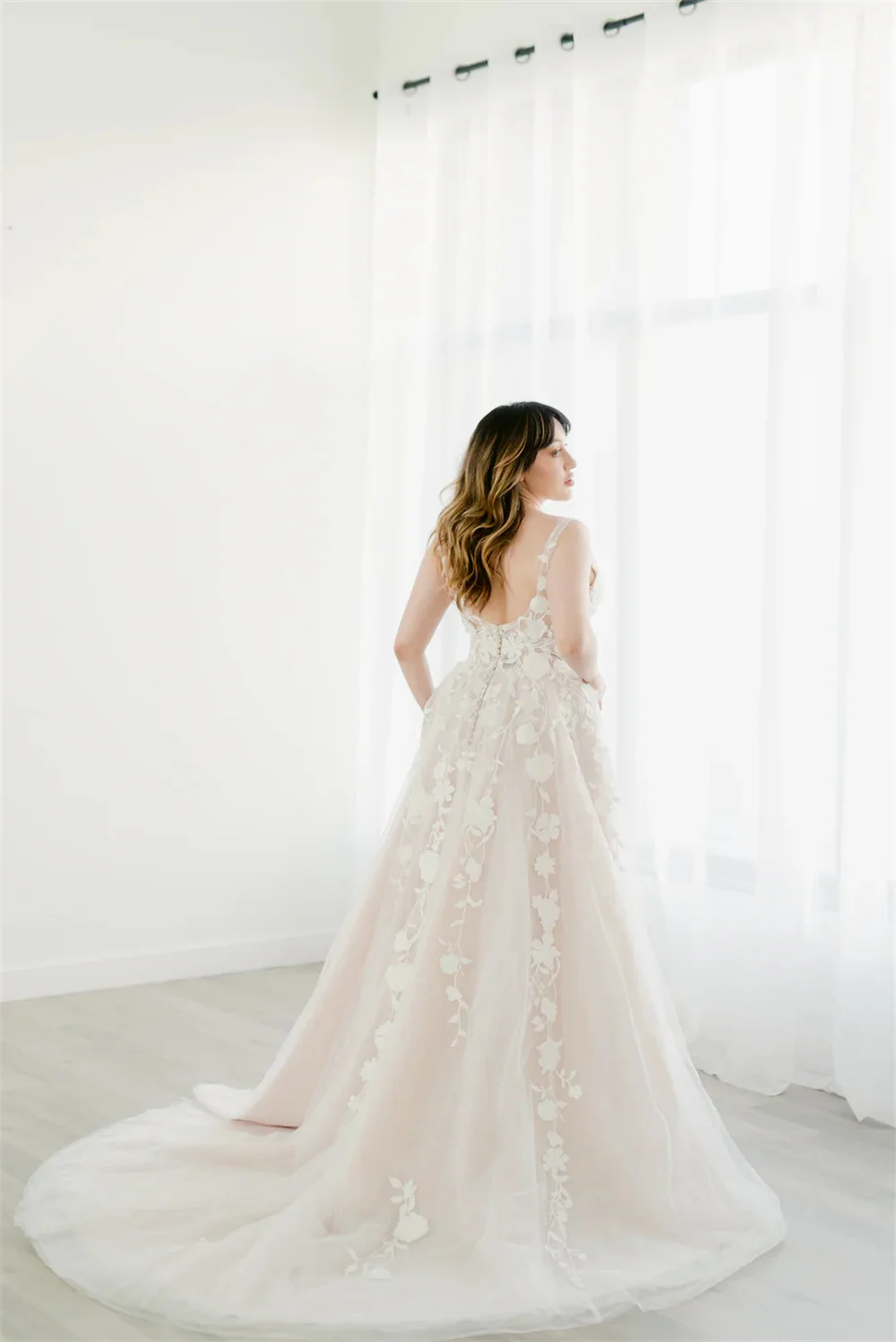 Белые свадебные платья на тонких бретельках по индивидуальному заказу, элегантное свадебное платье трапециевидной формы без рукавов, свадебное платье с цветочным шлейфом