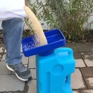 W_AquaBrick 3-Gallonen-Wasservorratsbehälter mit langer Reichweite, stapelbar, BPA-frei, blau (6) Einfach zum Ausgießen und Ausleeren vollständig.