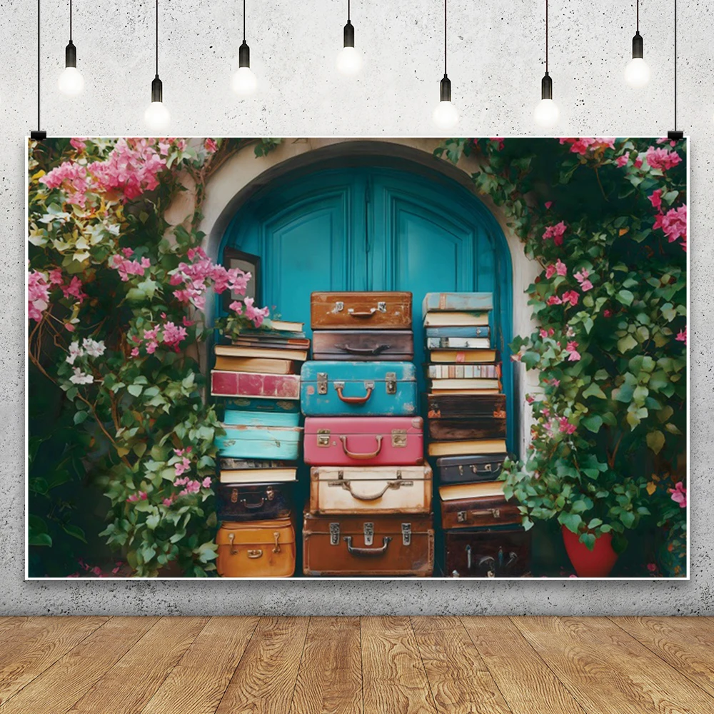 Fondo de fotografía de vides de flores de jardín, Maleta Retro, puerta de madera azul, reloj de pared de flores, varias cajas, retrato de bebé, fondo