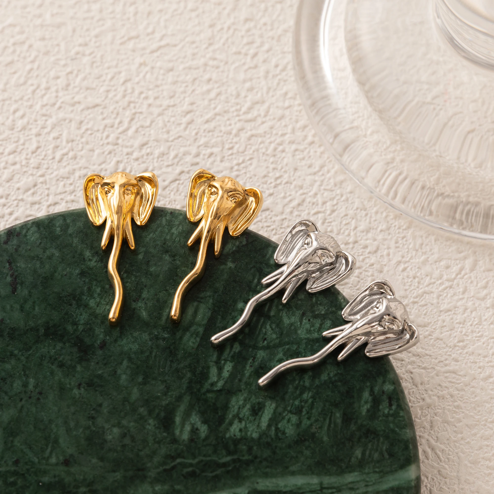 

Fashionable stainless steel long nosed elephant earrings with gold plating and color retention can be wholesale earrings