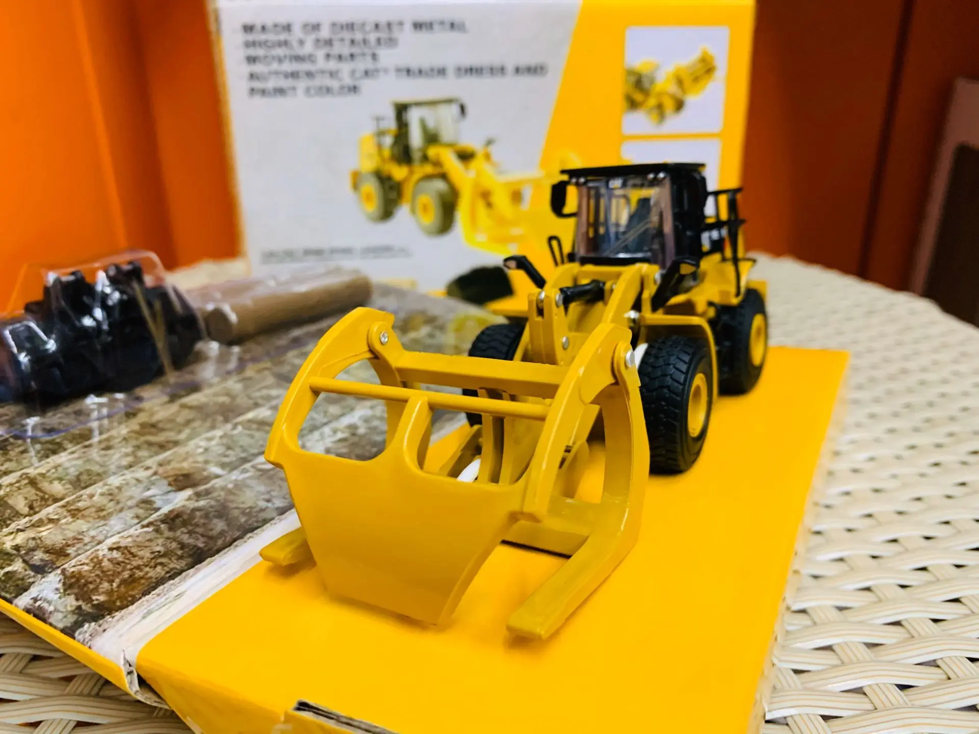 950M WHEEL LOADER LOG FORK & BUCKET 1/64 DIECAST MASTERS 85635