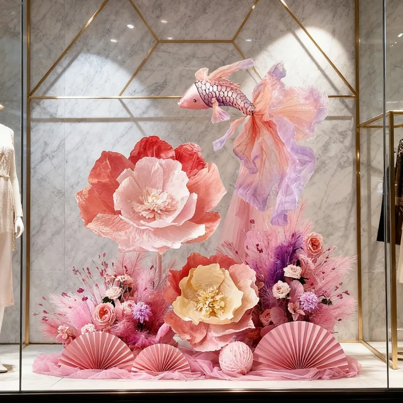 

Новогодние украшения для магазина одежды: оформление к Весеннему фестивалю, подвески-карпы кои, имитация цветов для витрин, зимняя красота.