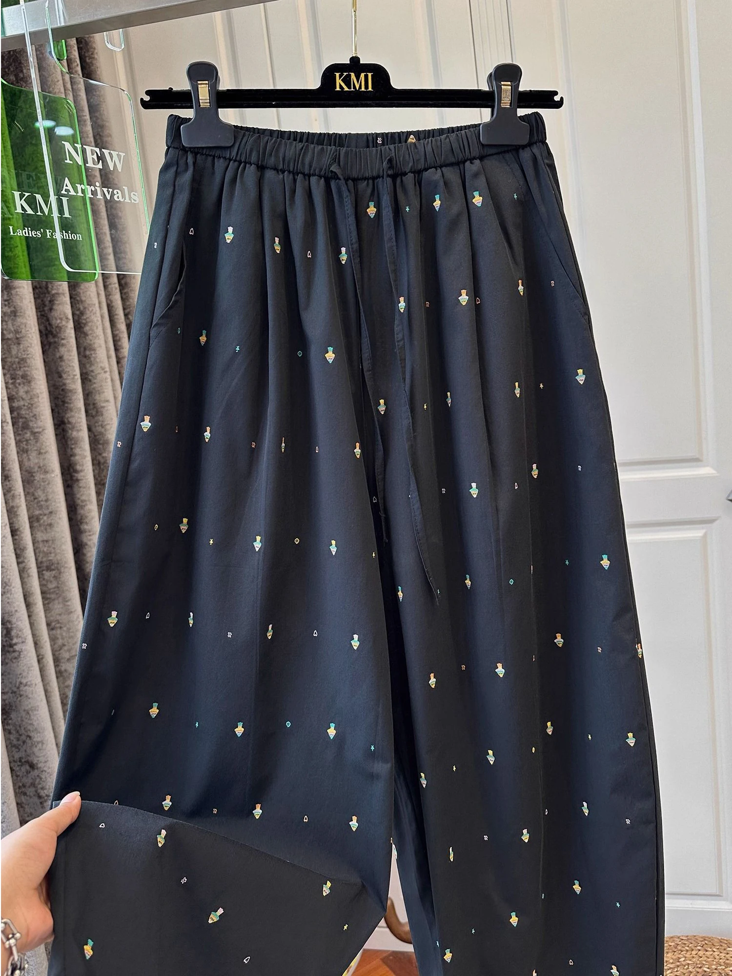 특대 사이즈 신축성 있는 허리끈 자수 캐주얼 팬츠 여성 플러스 사이즈 나인 포인트 패셔너블 루즈 바지