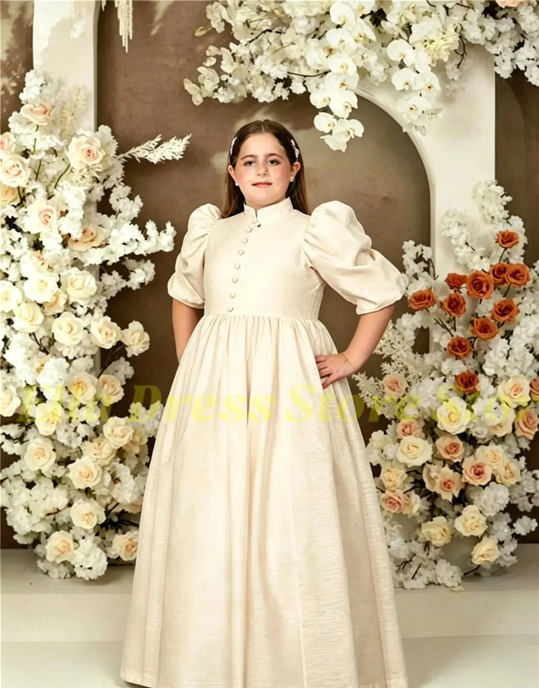 Maßgeschneidertes Blumenmädchenkleid für Hochzeiten, Satin, halbe Ärmel, hoher Kragen, Kindergeburtstag, Erstkommunion, Ballkleid, Großhandel – Detail 3