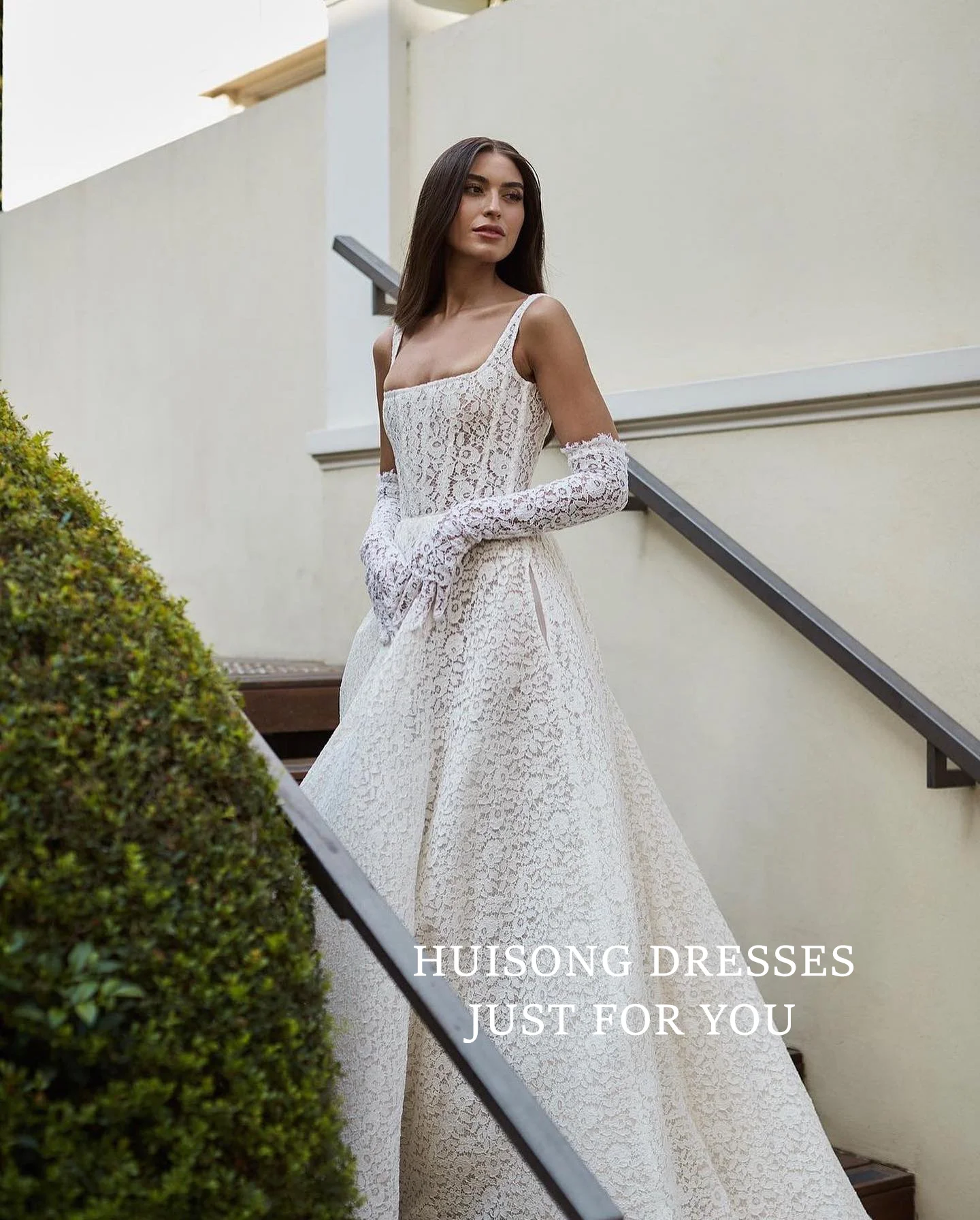 

HUISONG Customized Women's Wedding Gowns Lace Appliques Wedding Dresses Spaghetti Straps Sleeveless A-Line Beach Bridal Gown שמל
