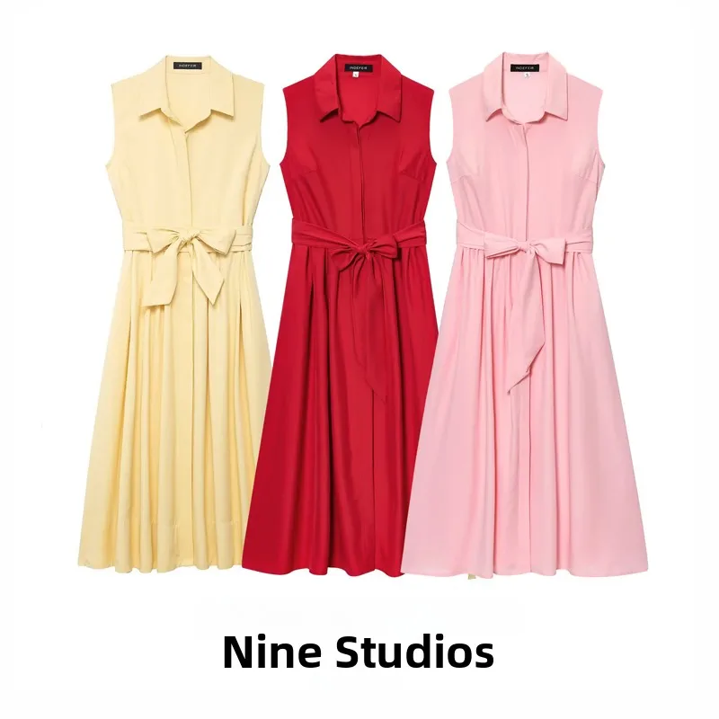 Damski długi, dopasowany, letni, casualowy, poliestrowy fartuch z paskiem, kołnierzykiem typu \"flip\", marszczonym pasem i jednolitym kolorem.