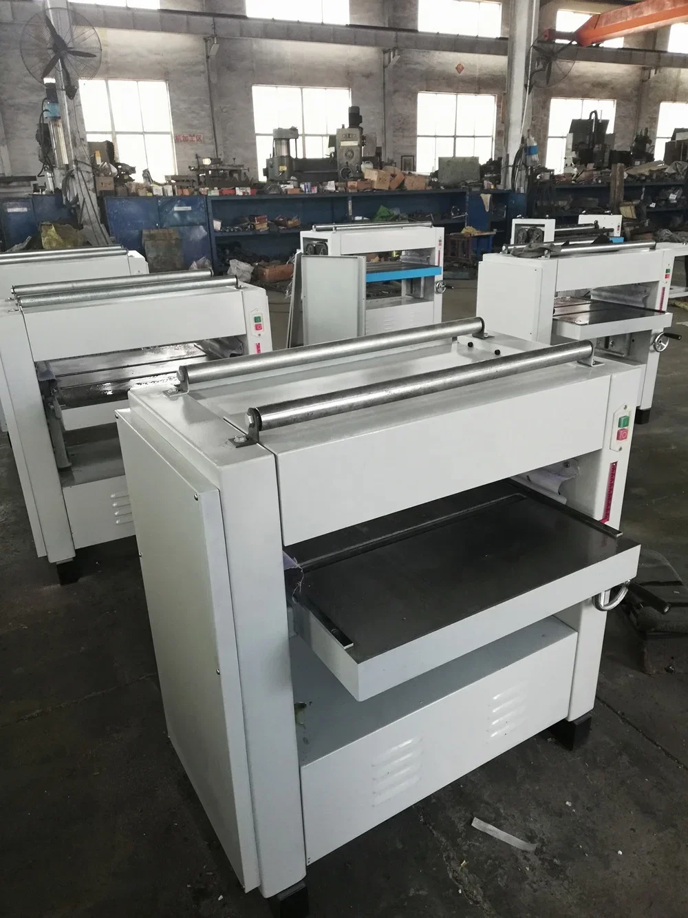 700 มม.27 "ความกว้างไม้ Thicknesser ไม้ไสเครื่องด้านเดียวพื้นผิวความหนา Planer Jointer