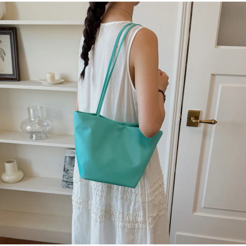 Trapezförmige Schultertasche mit langem Griff, Damen-Handtasche mit großem Fassungsvermögen, minimalistische einfarbige Tragetasche, Vintage-Arbeitstasche für den Arbeitsweg – Detail 11