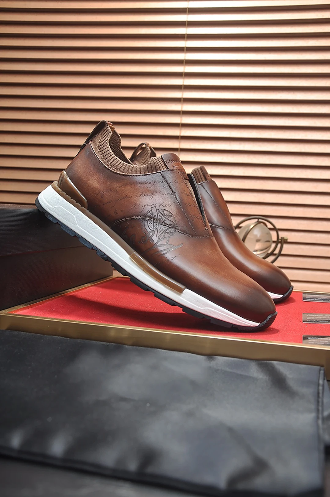 BLLIYOSS 1895 Men Shoes 2026 New Calf leather stitching  High-quality Three dimensional relief sculpture Embossed badge pattern