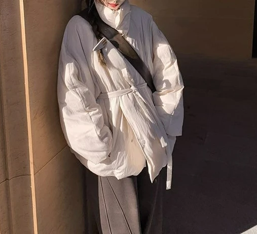 เสื้อแจ็คเก็ตผ้าฝ้ายแบบผูกเชือก ดีไซน์ใหม่สำหรับฤดูหนาวปี 2025 สำหรับผู้หญิง ทรงหลวม คอตั้ง สไตล์ลำลอง บุหนา อุ่นสบาย