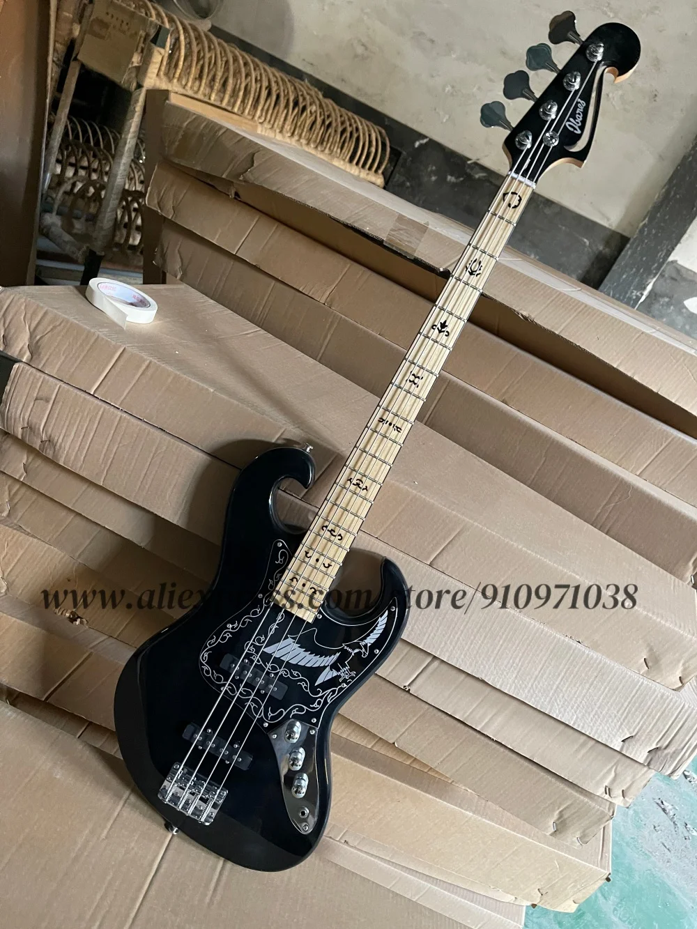

Classic 4 string black bass, solid wood body, eagle wing pattern, fixed bridge, hollowed-out headstock, black pickup guard