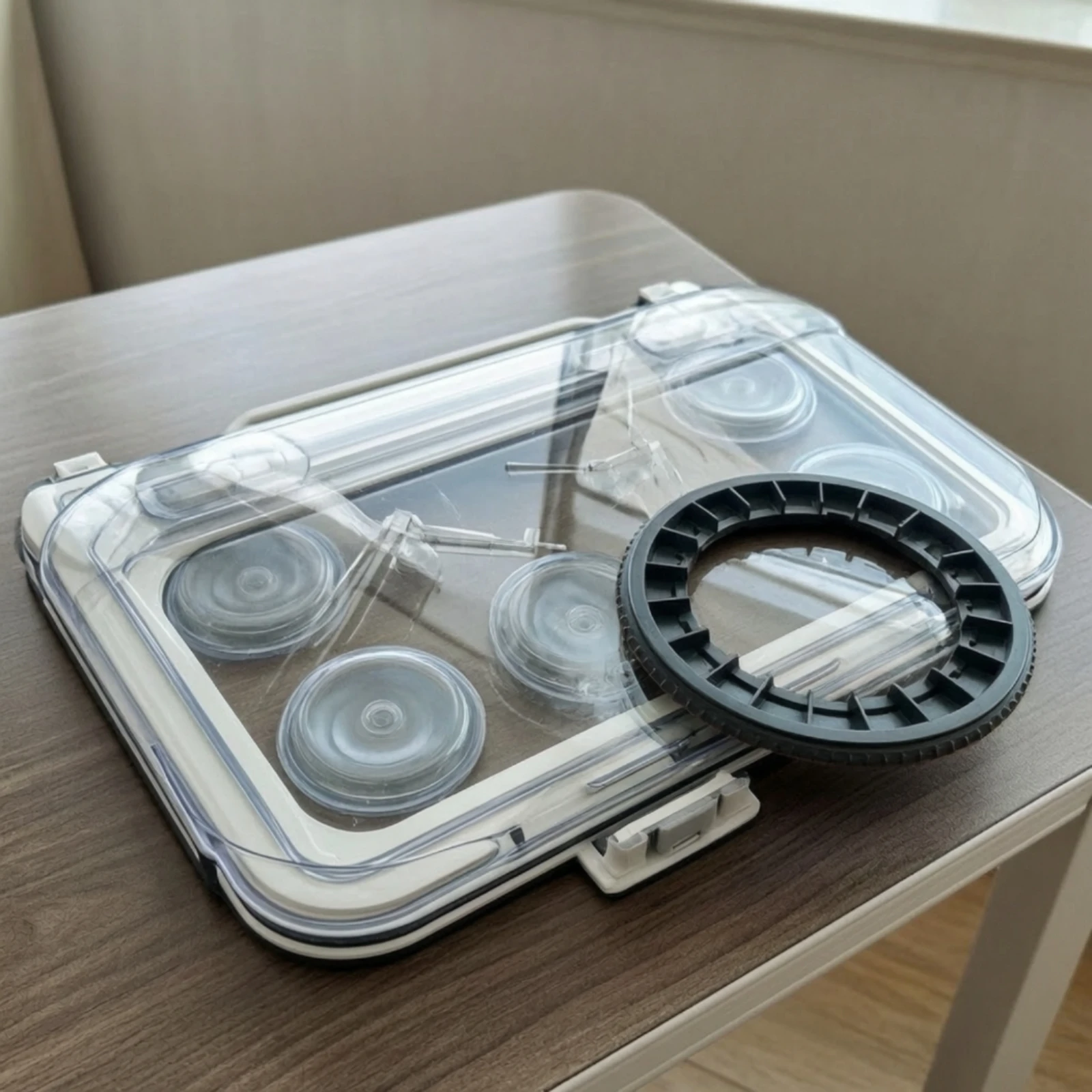 Window Cleaning Robot Disc Portable Plastic Disc with Ribbed Structure Window Washer Robot Electric Accessory Frameless