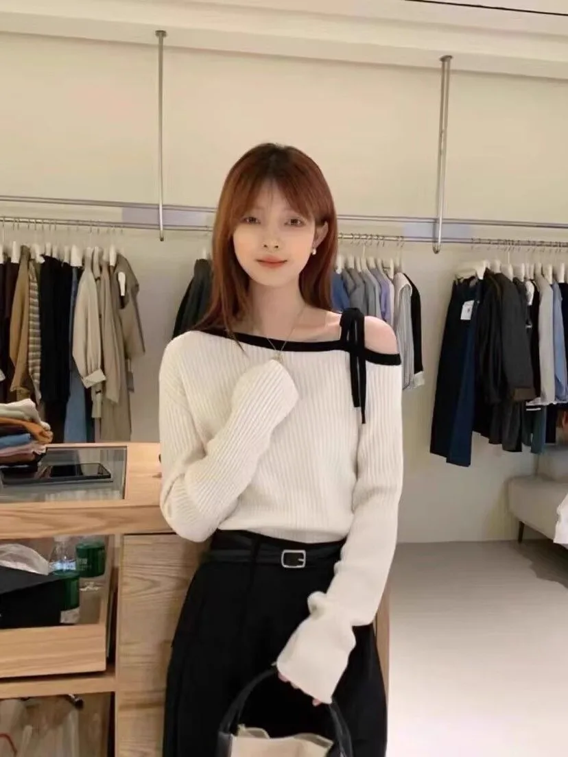 Biały sweter z odkrytymi ramionami, długi rękaw, dzianinowy, damski, dopasowany krój, modny, kolorowy, szykowny top, trendy koreański styl, elegancki, do pracy, modny.