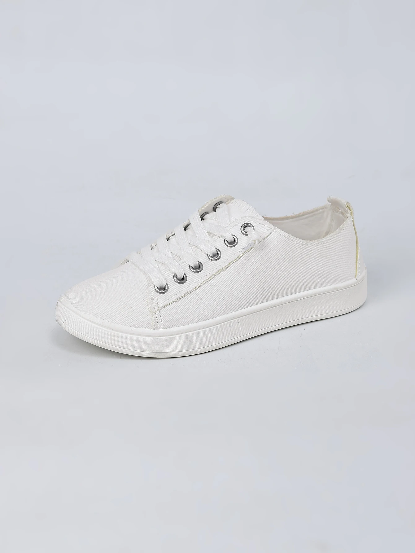 

Женские белые низкие кеды из канваса – на шнуровке, из мягкой дышащей ткани, с нескользящей подошвой для повседневной носки