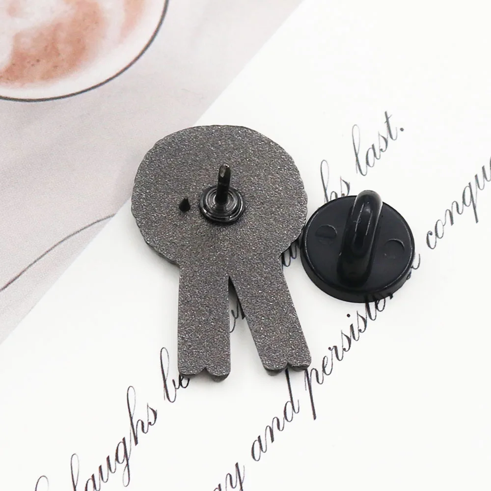 دبوس المينا بالجائزة الوردية اللطيفة ، لقد خرجت من السرير اليوم شارة ، عمل مضحك ، مجوهرات فكاهة